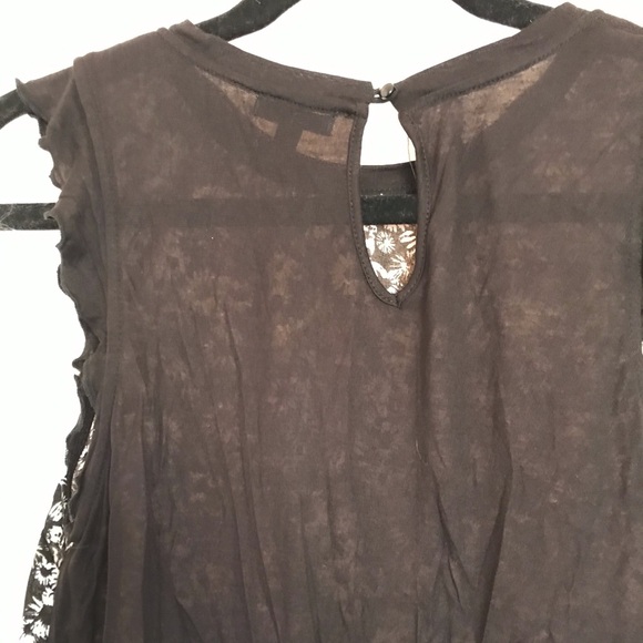 Black and white floral top ,super cute! - Picture 5 of 5